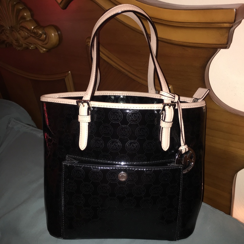 Michael Kors Medium Jet Set Snap-Pocket Tote